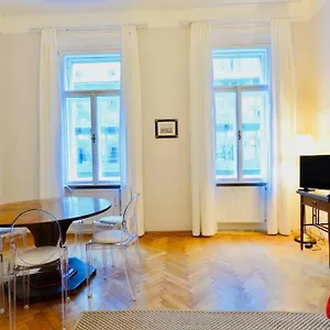 Beautiful Viennese Flat In The Centre Apartment